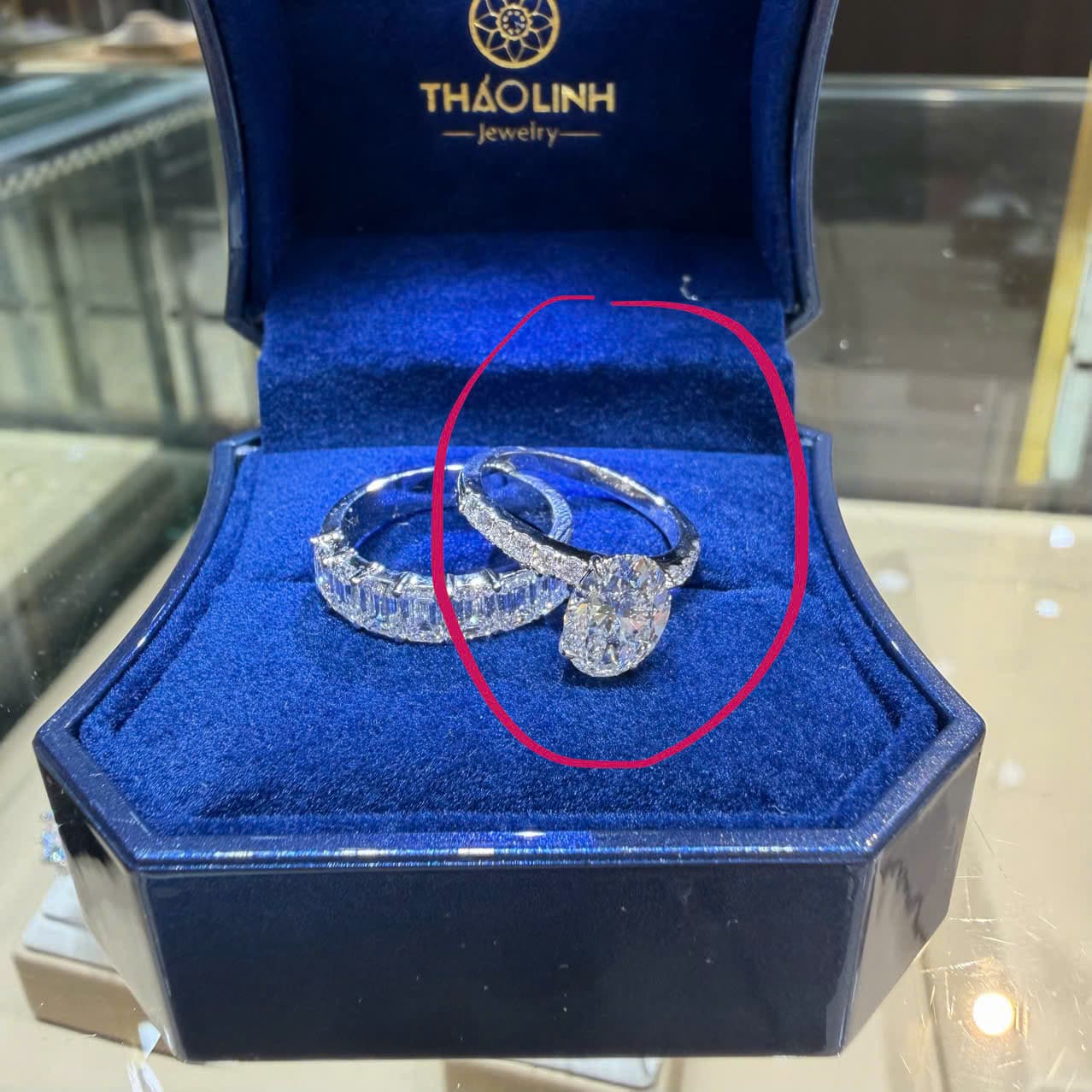 Nhẫn đính oval 2 carat